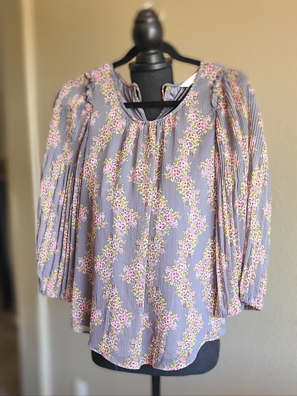 LC Lauren Conrad Grey Floral Pintuck Peasant Blouse